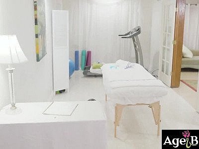 Une infirmière de 70 ans baise son patient de 50 ans plus jeune en HD.