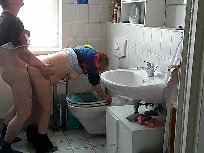 On le fait dans les toilettes.