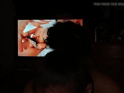 Gorgeant profondément cette BBC adorable jusqu'à ce qu'il jouisse sur son visage.