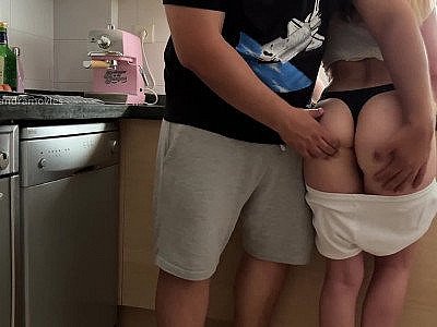 Je fais la vaisselle et mon beau-père entre dans la maison.