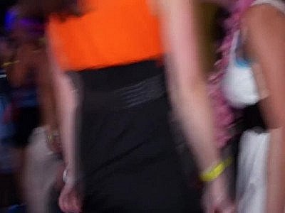 Elles sucent un gars dans une boite de nuit