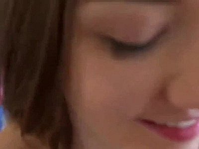 Une superbe salope qui fait l'amour avec le propriétaire de l'appartement.