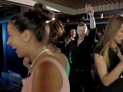 ANNA POLINA avec des bas noirs baise dans un plan à trois