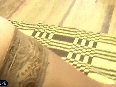 Une femme russe se fait tripoter