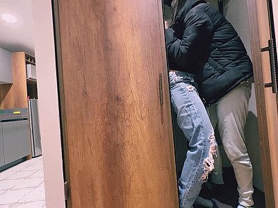 Sa mère ne se rend pas compte que je suis dans sa chambre en train de faire l'amour.