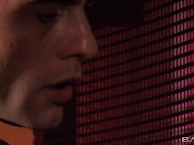 Des filles se font sucer et se font pilonner.