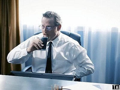 Un évêque vicieux profite d'une adolescente latina de 18 ans en HD