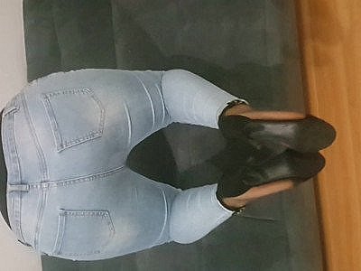 La fille turque en jeans est plutôt sexy