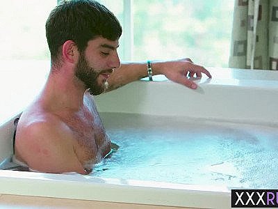 MILF brune coquine massant la grosse bite dure d'un ami HD