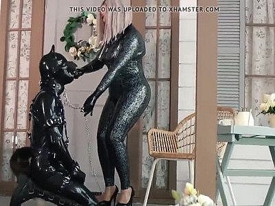 Arya Grander et sa salope en latex ont un rôle à jouer.