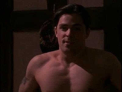 Alyssa Milano et ses beaux seins dans The Outer Limits