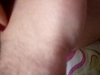 Essayant de mettre sa main dans sa chatte