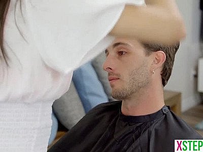 Ma demi-soeur adolescente avait besoin de me couper les cheveux pour son école.