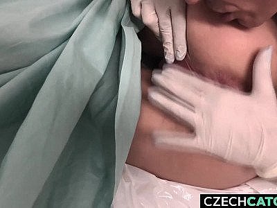 Modèle blond arrêté après une soirée arrosée HD