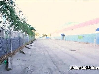 Une adolescente aux gros seins m'aime sur la voie publique