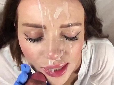 Poussins amateurs suçant des bites et recevant du sperme sur la compilation du visage.