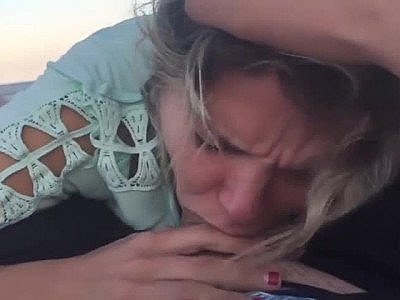 Une petite amie suce la bite de son petit ami sur la plage.