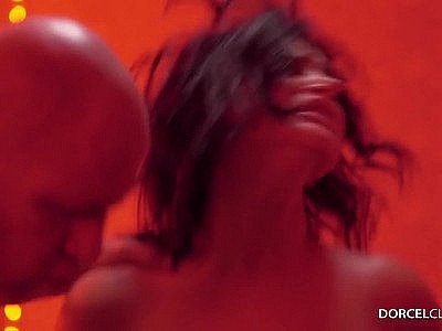 Anna Polina se fait prendre par deux gars