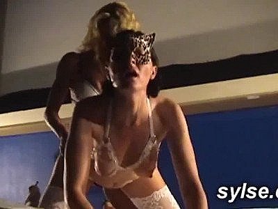 Une lesbienne d'ébène essaie une bite sur la plage