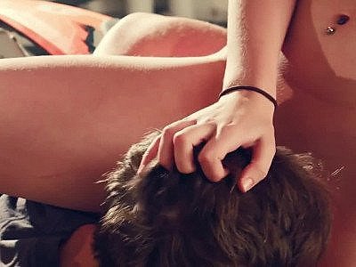 Léchage de chatte debout avec la rousse Selena