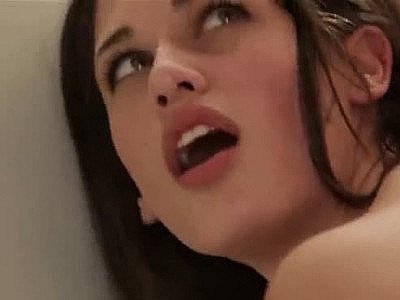 Tiffany, une belle brune, dans une baise sensuelle