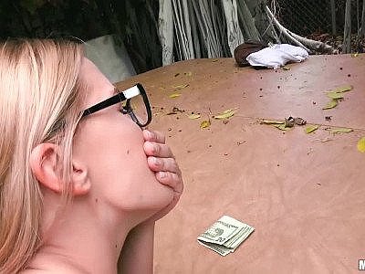 Sloan Harper, une jeune femme au miel fumant, se fait baiser à l'extérieur en HD.