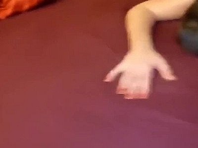 Une milf à forte poitrine aime le sexe anal hardcore avec son nouveau patron.