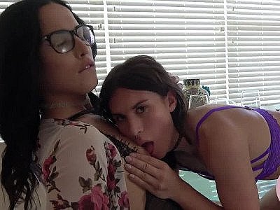 Baise anale entre filles brunes en lingerie