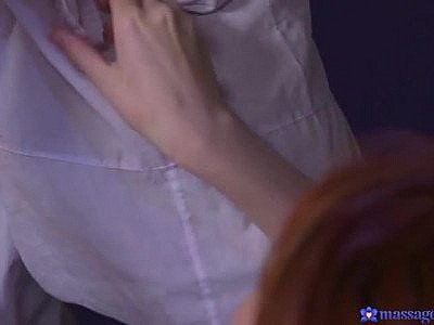 Anne Swix, rousse et adolescente, se fait masser la chatte huilée.