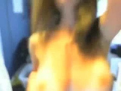 Brunette aux beaux seins danse devant sa webcam