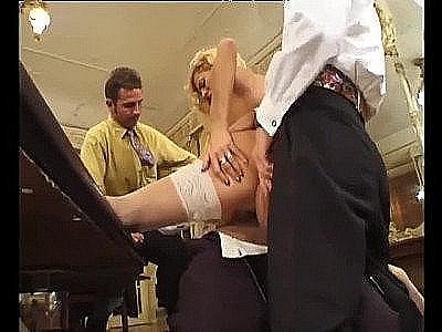 Une belle femme se fait disgracieusement baiser dans un gangbang sauvage