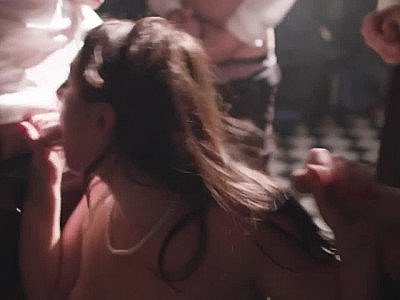 Angela White, une femme aux gros seins, se sent comme une pute.