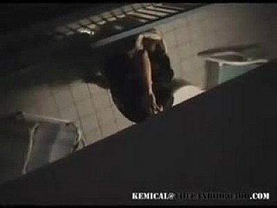 Il filme ses voisins du dessous en train de baiser