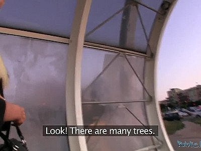 De nuit une blonde se fait prendre la chatte en plein air