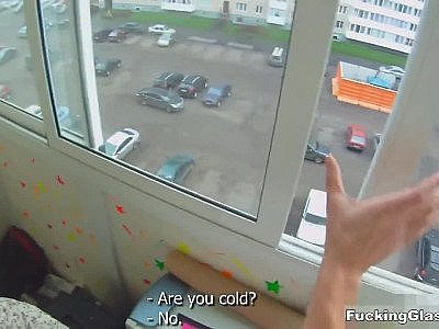 Une adolescente baisée sur un balcon HD