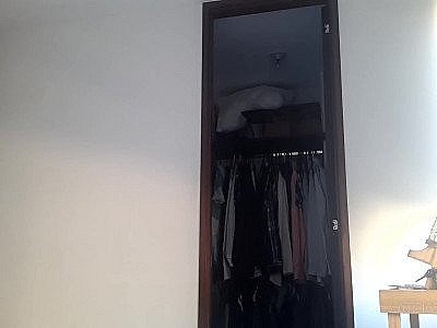 Une femme de chambre a d'énormes seins naturels et laisse son patron les presser