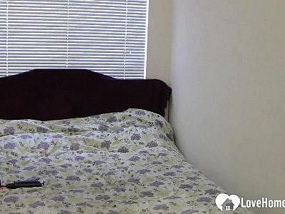 La blonde à lunettes est prête pour son solo