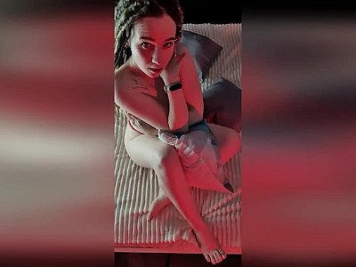 votre petite amie tatouée vous taquine avec une vidéo coquine et sexy montrant son cul et ses jambes.