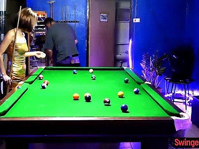 Une petite prostituée thaïlandaise va avec un étranger pour une courte durée HD