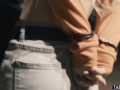 Une femme flic aux gros seins a une petite adolescente qui résiste à son arrestation HD.