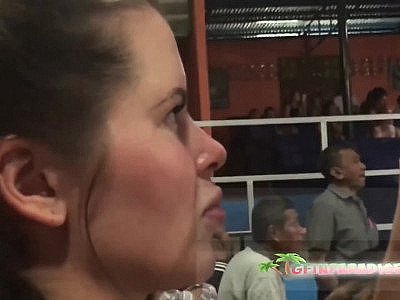 Une coquine russe suce une queue en vacance