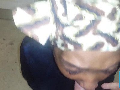 Salope du ghetto donnant une bj HD