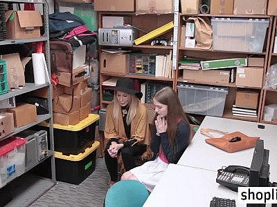 Un méchant flic baise une ado et sa belle-mère blonde perverse HD