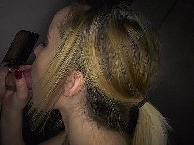 Des bites blanches et noires dans un glory hole pour Heidi