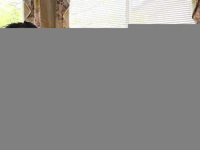 Brooklyn Chase se fait baiser dans le bain avec son gros cul.