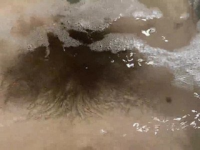 Vidéo fétichiste de la chatte poilue en gros plan sous l'eau