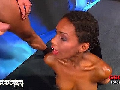 Une belle black se fait gangbang