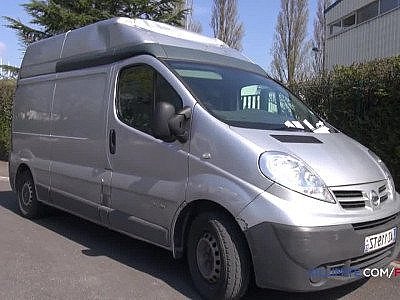 Une contractuelle rousse se fait baiser dans un camion.