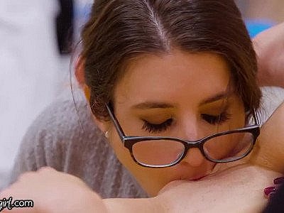 L'examen médical de MommysGirl avec ma belle-mère empotée