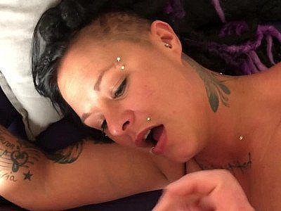 La salope de Northampton demande un soin du visage